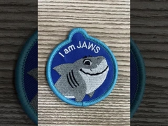 कस्टम डिजाइन कढ़ाई पैच 3 डी नरम लोहे पर कई शैलियों कढ़ाई बैज कपड़े के लिए