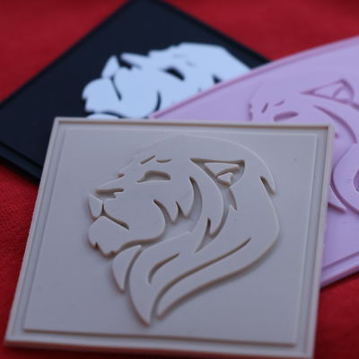 लचीले सिलिकॉन वस्त्र स्टाम्प - कपड़ों के लिए कस्टम आकार के गर्मी प्रतिरोधी लेबल